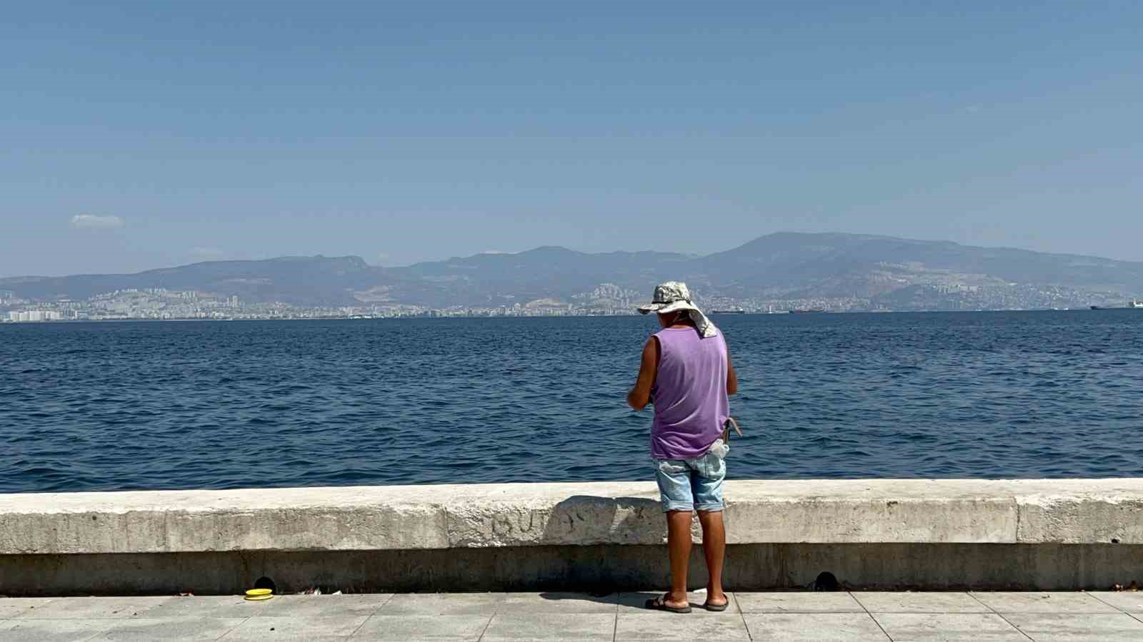 İzmir Körfez’deki felakete rağmen balık tutmaya devam ediyorlar
