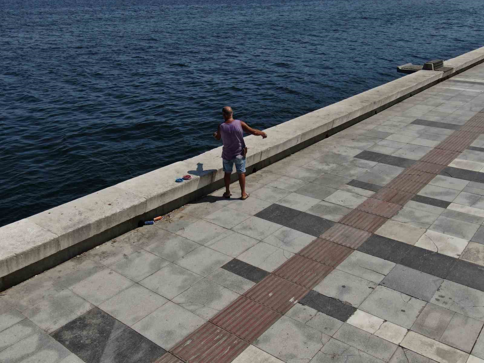 İzmir Körfez’deki felakete rağmen balık tutmaya devam ediyorlar
