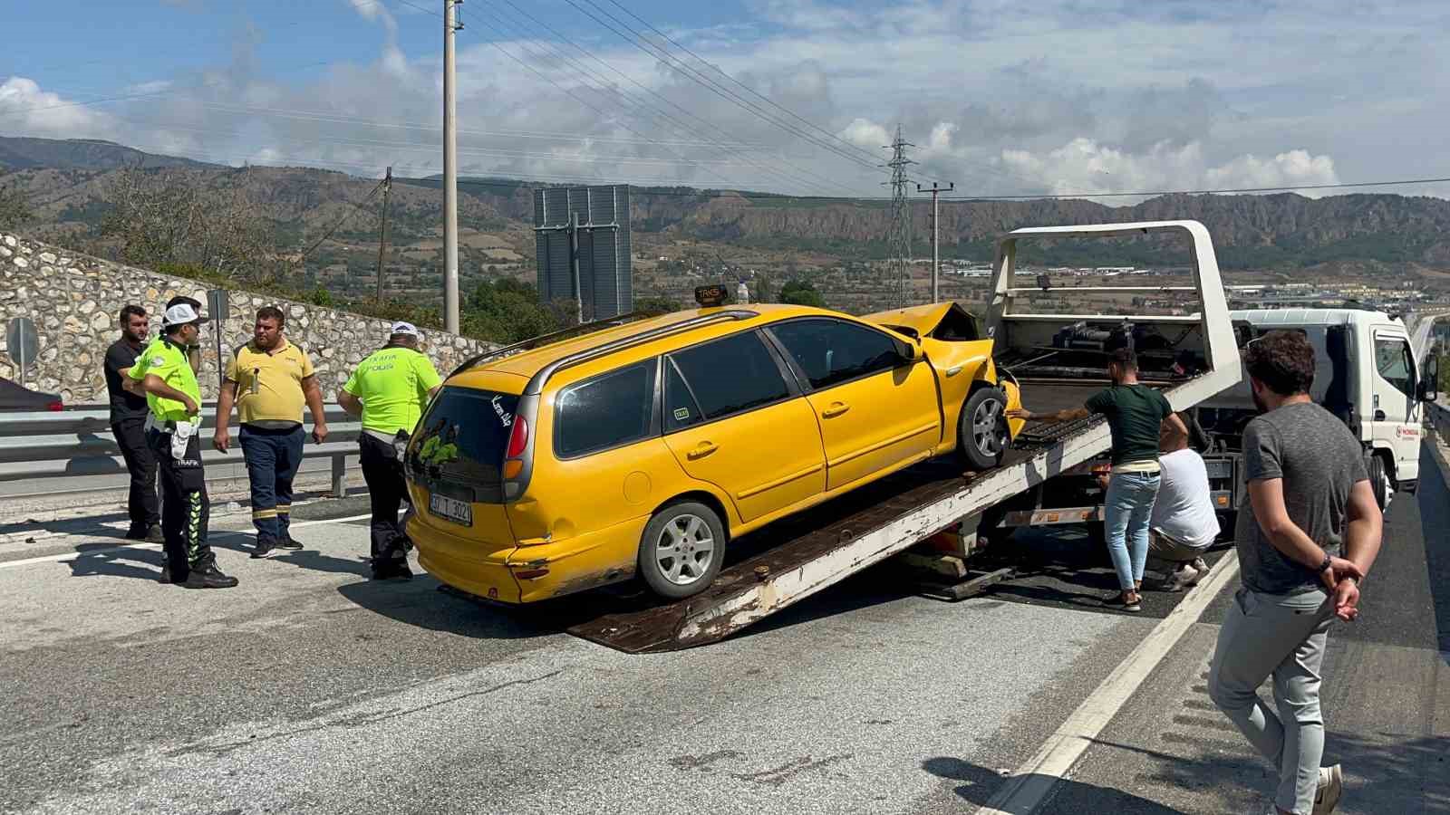 D100’de makaslayan tır kazaya sebep oldu: 1 yaralı
