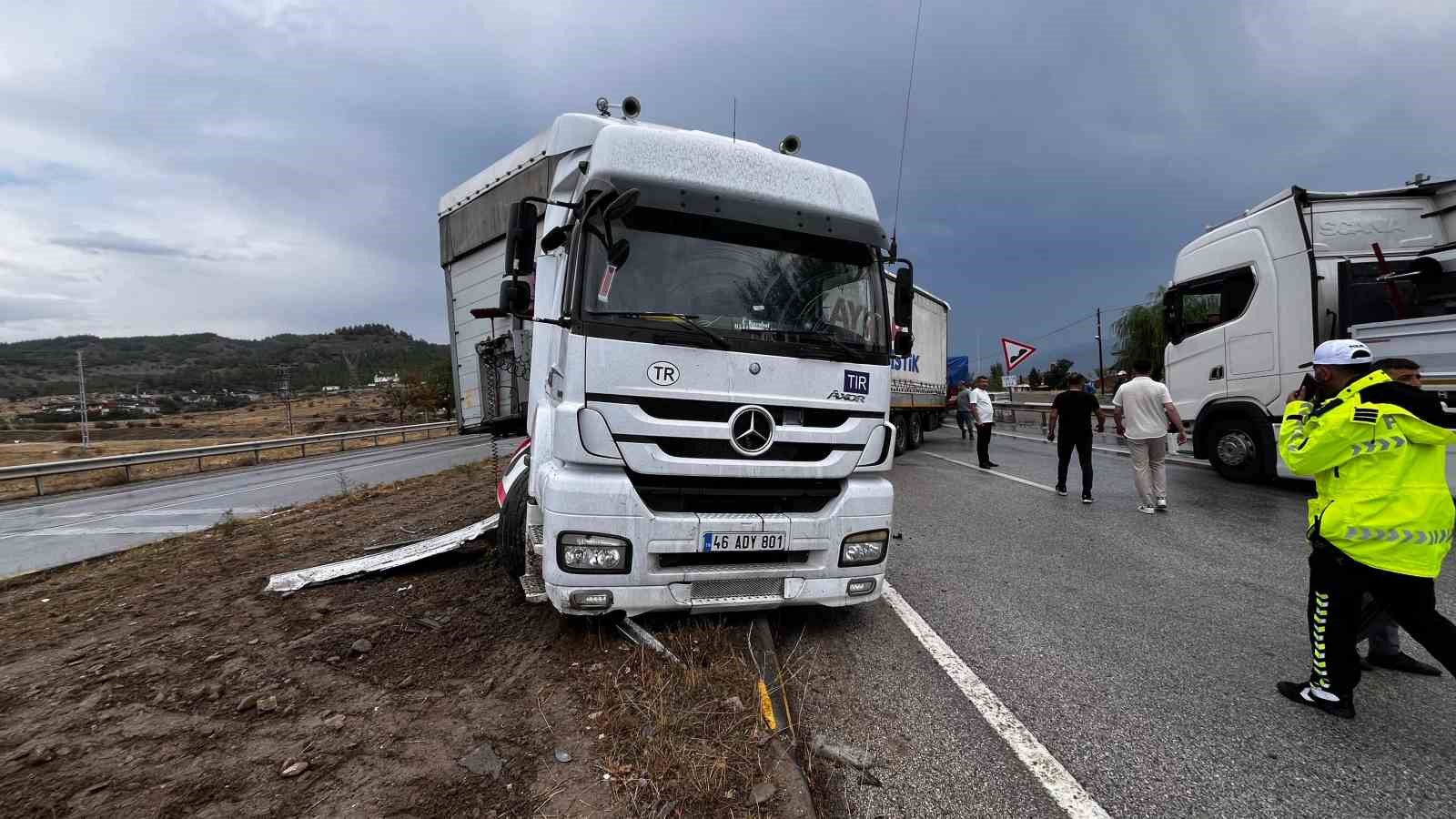 D100’de makaslayan tır kazaya sebep oldu: 1 yaralı
