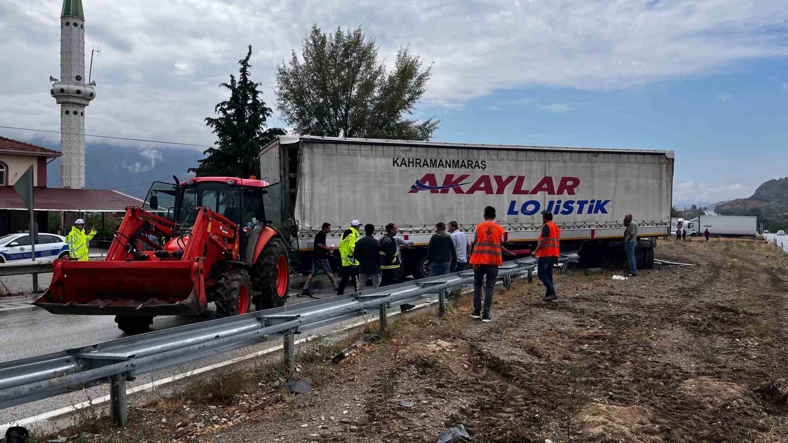 D100’de makaslayan tır kazaya sebep oldu: 1 yaralı
