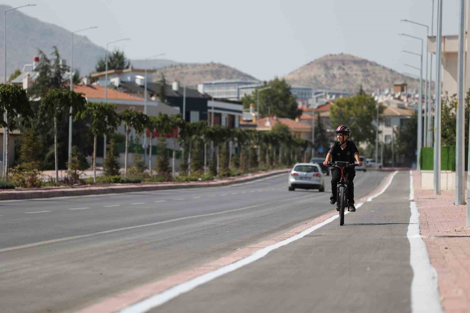 Büyükşehir, bisiklet şehri Konya’da bisiklet yollarına bakım ve boya çalışmaları yapıyor
