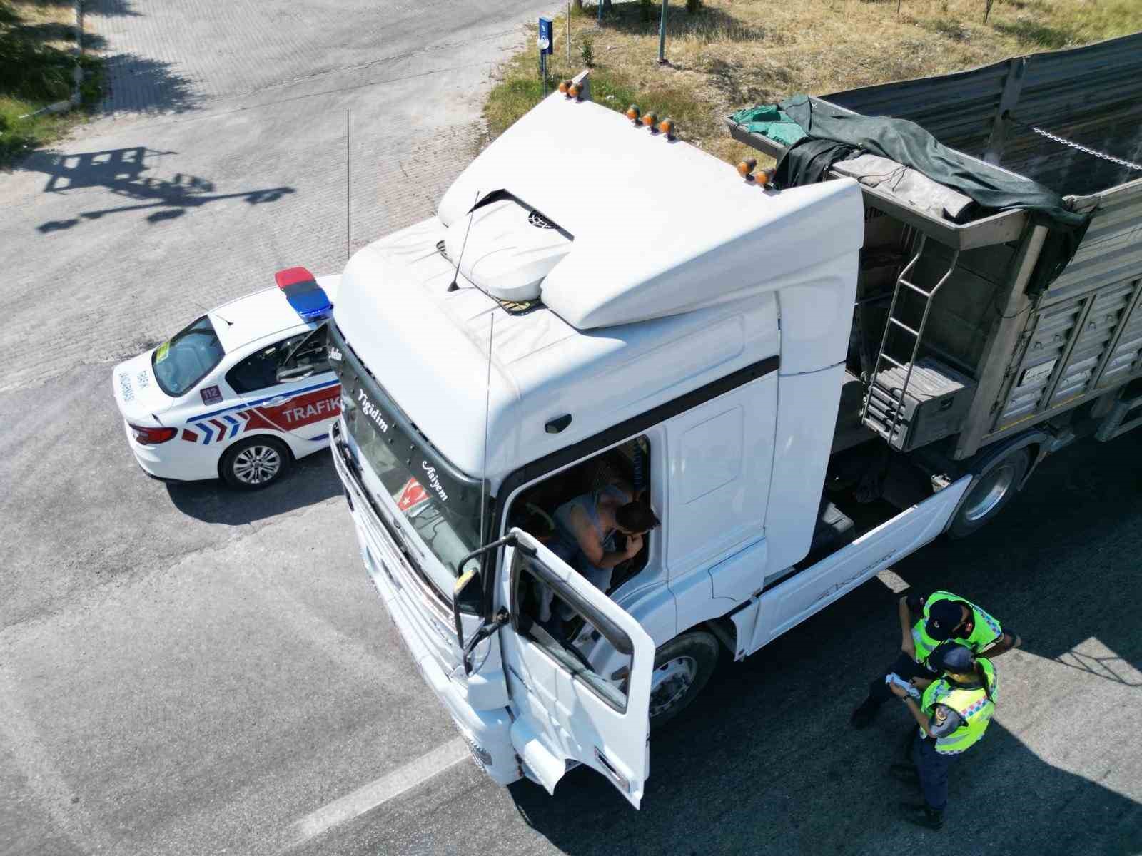 Jandarma yük taşıyan araçları denetledi
