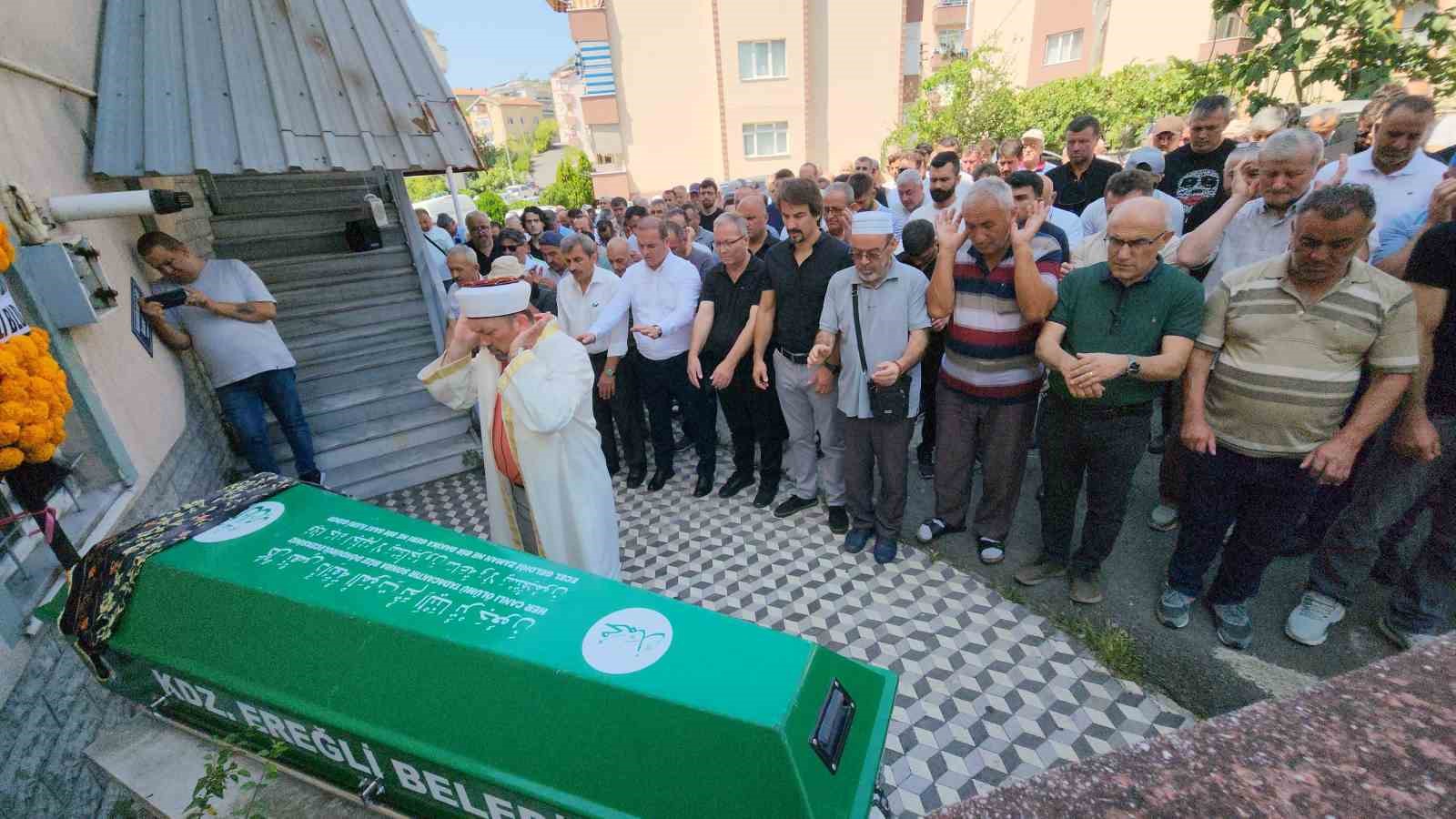 Şizofren gencin bıçakla yaralayarak ölümüne sebep olduğu ablası toprağa verildi
