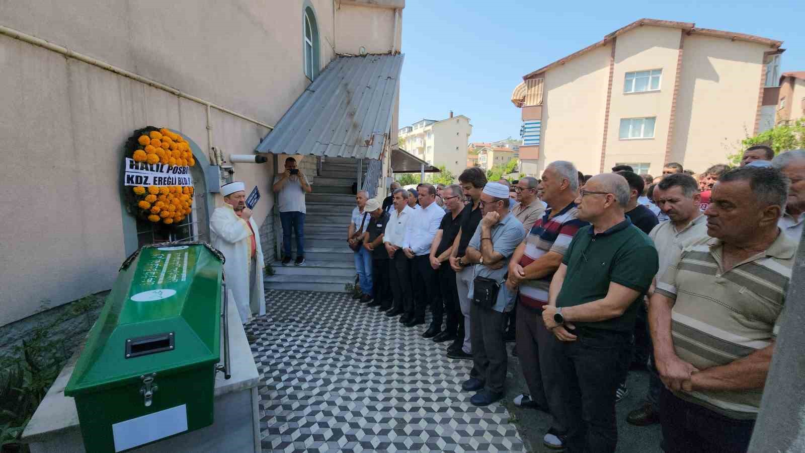 Şizofren gencin bıçakla yaralayarak ölümüne sebep olduğu ablası toprağa verildi
