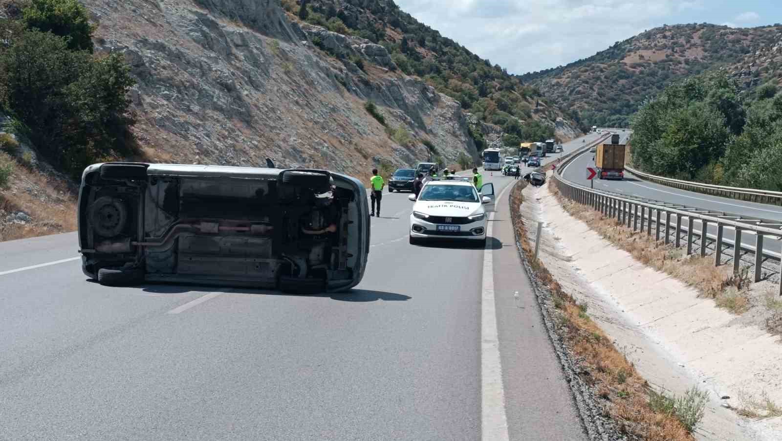 Kütahya’da iki otomobilin takla attığı kazada 6 kişi yaralandı
