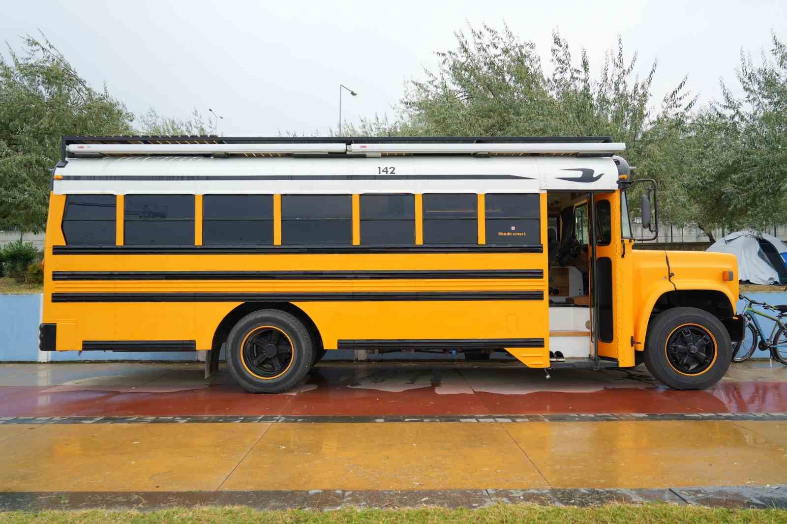 Filmden esinlenerek yaptığı hayalindeki ’School Bus’ ile dünya turuna çıktı
