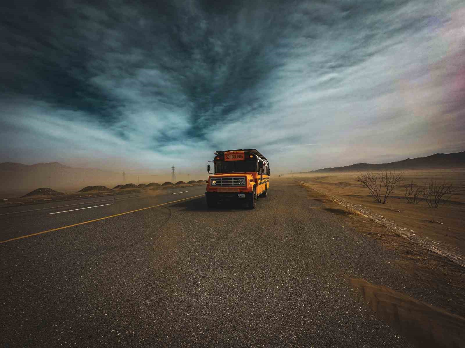 Filmden esinlenerek yaptığı hayalindeki ’School Bus’ ile dünya turuna çıktı
