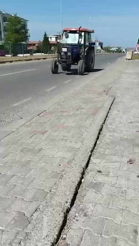 Ters yönden giden traktör tehlike saçtı
