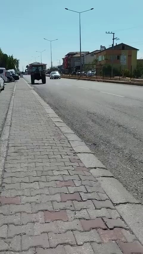 Ters yönden giden traktör tehlike saçtı
