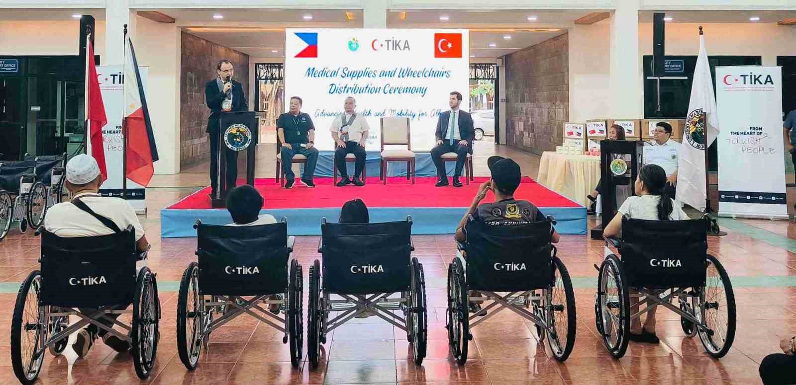 TİKA’dan, Filipinler’deki 900 hastaya ilaç ve 100 engelli bireye tekerlekli sandalye temini
