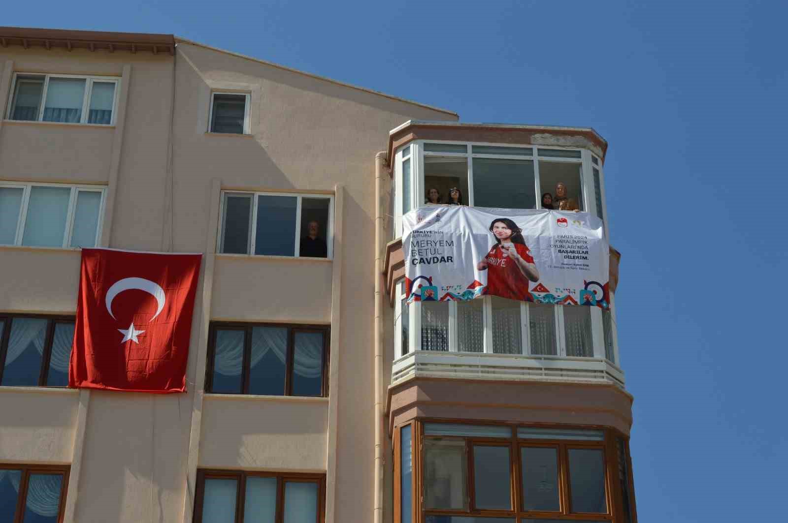 Afyonkarahisarlı sporucu Meryem Betül Çavdar’a Bakan Osman Aşkın Bak’tan destek mesajı
