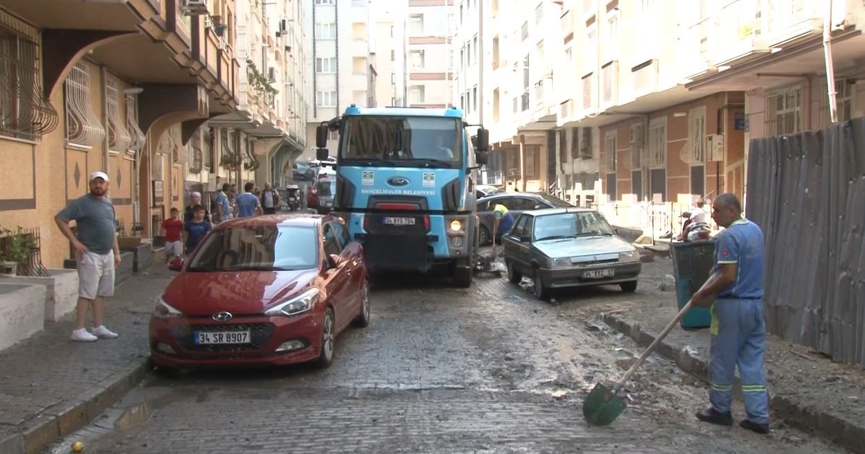 Bahçelievler’de sağanak yağış nedeniyle evleri su bastı
