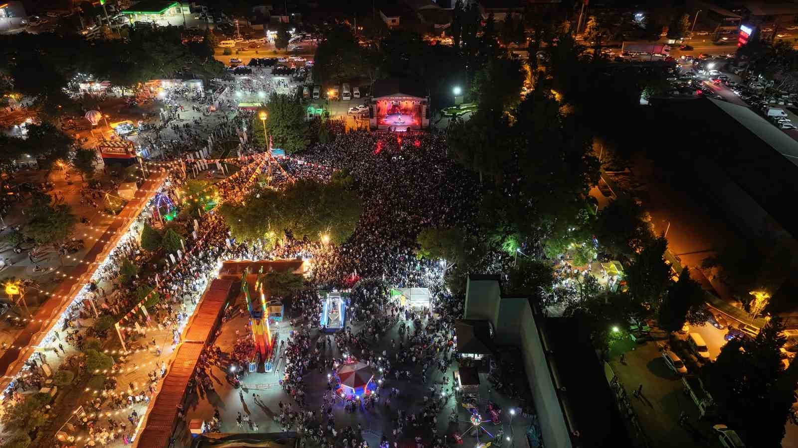 Geleneksel Ağustos Fuarı, konserlerle devam ediyor
