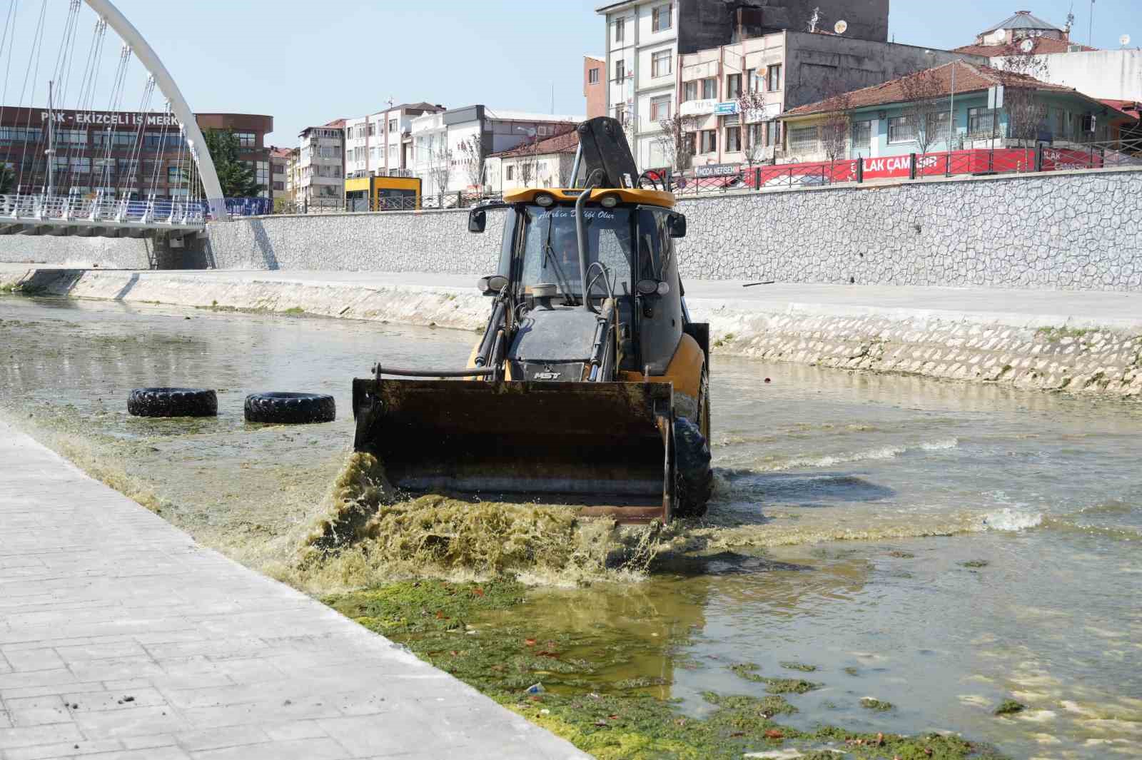 Dere yatağında biriken atıklar temizleniyor
