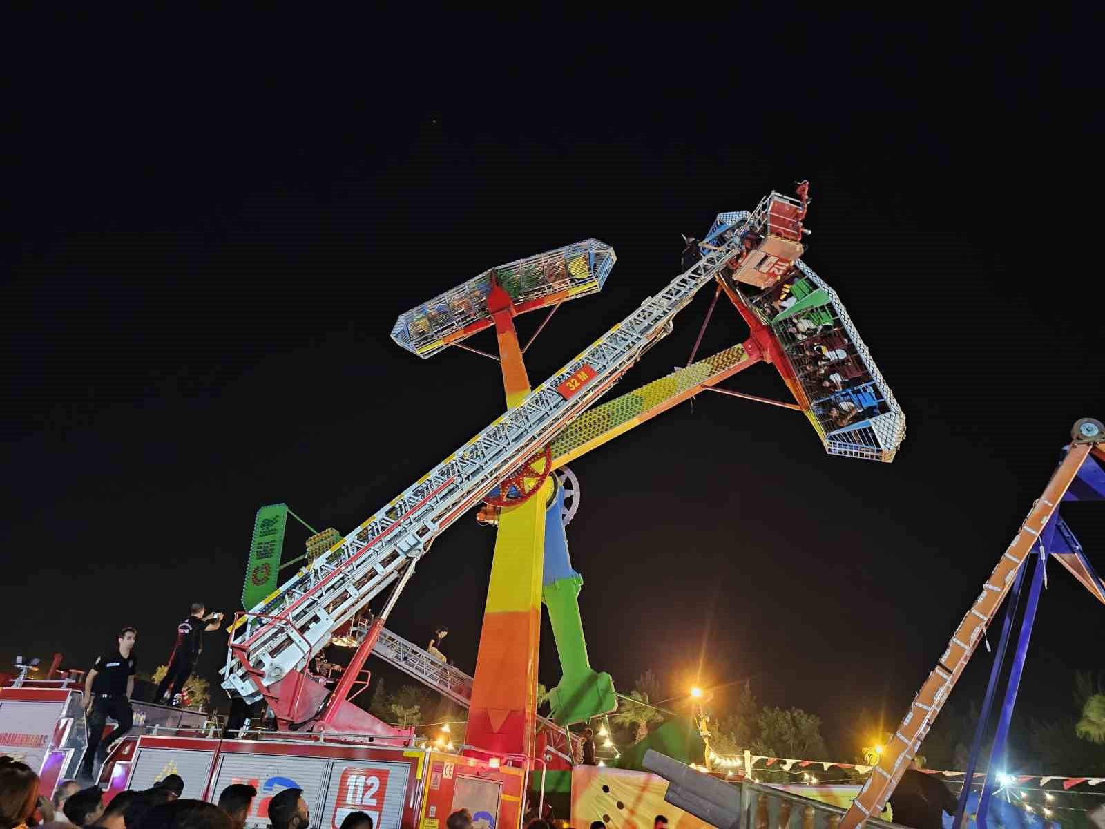 Lunaparkta panik: Bir saat havada asılı kaldılar
