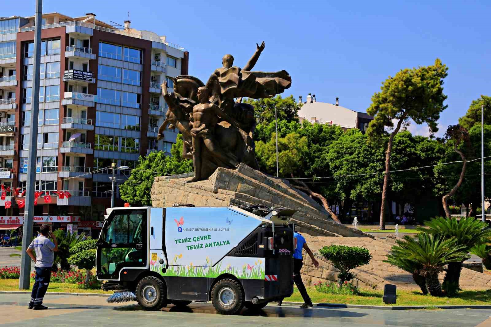 Ulusal Yükseliş Anıtı’na yazılan yazılar özel solüsyon yardımıyla silindi
