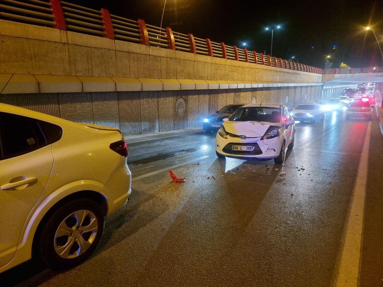 Alt geçitte zincirleme kaza: 1 yaralı
