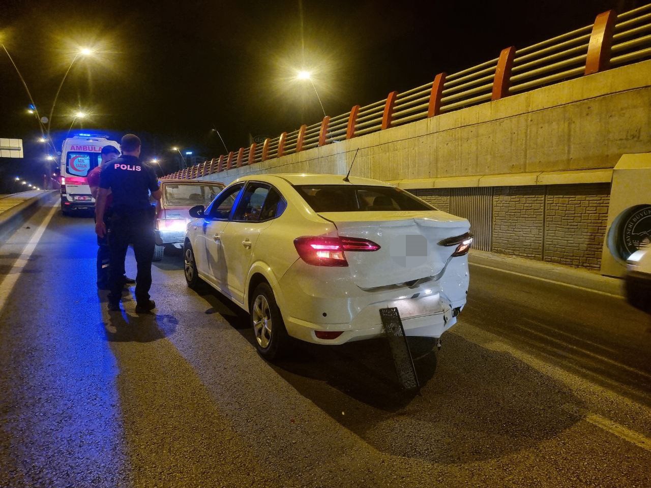 Alt geçitte zincirleme kaza: 1 yaralı
