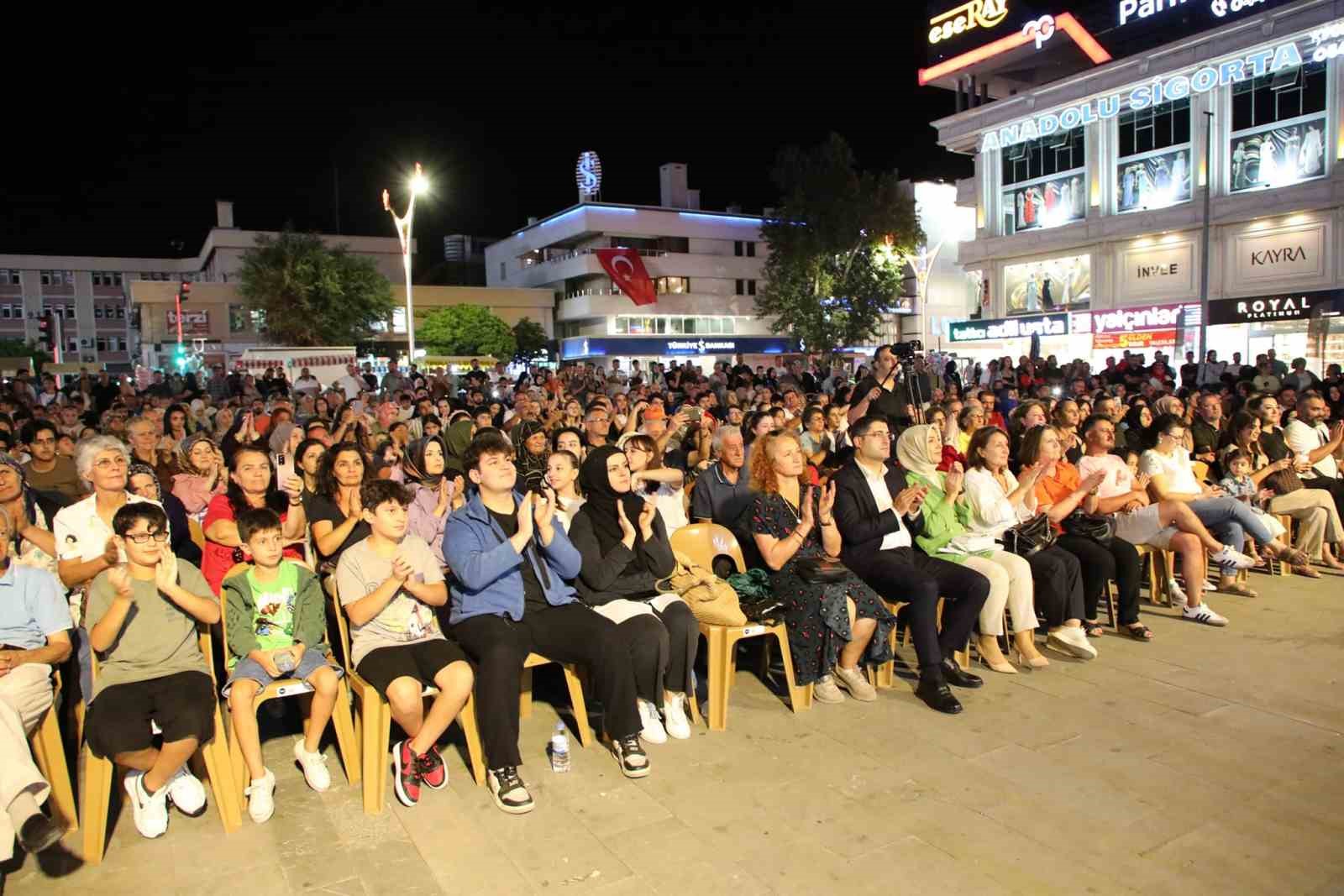 Erzincan’da farklı meslek gruplarından insanların bir araya geldiği “Kardeşlik Korosu” konser verdi
