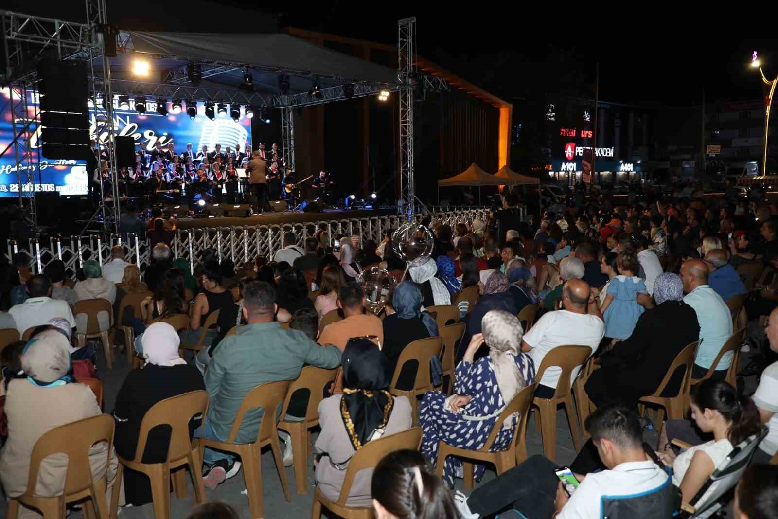 Erzincan’da farklı meslek gruplarından insanların bir araya geldiği “Kardeşlik Korosu” konser verdi
