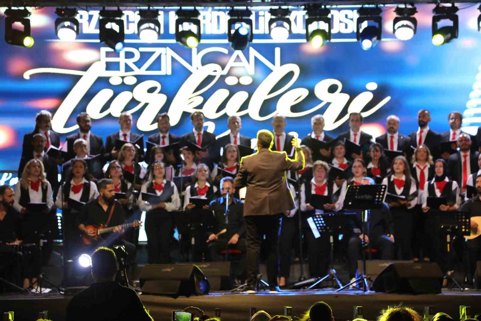 Erzincan’da farklı meslek gruplarından insanların bir araya geldiği “Kardeşlik Korosu” konser verdi
