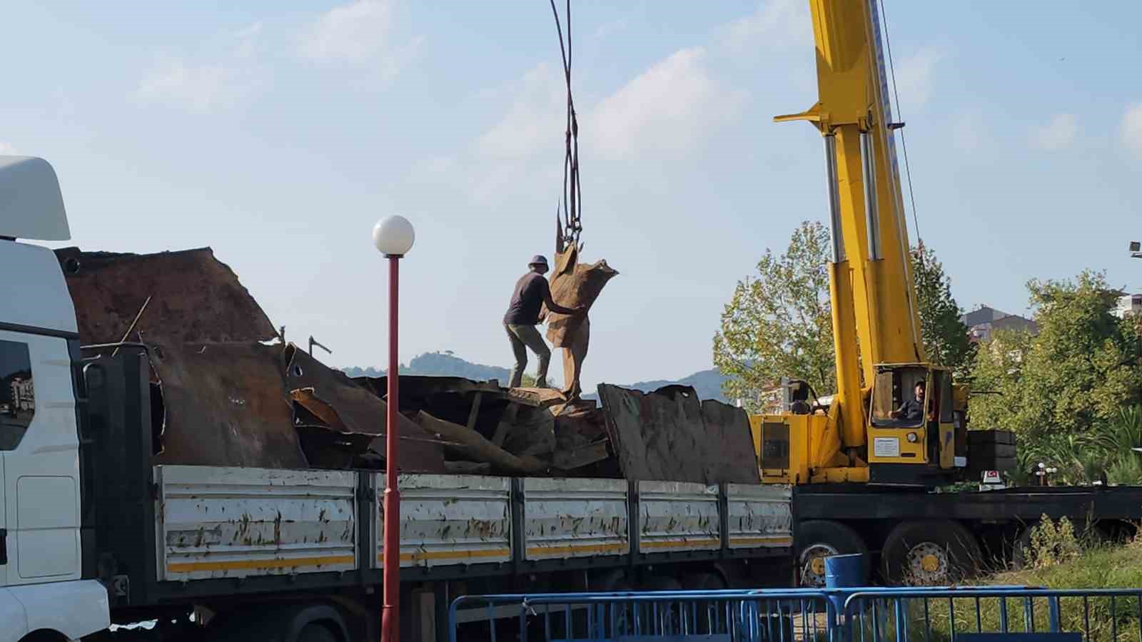 Fırtınada ikiye bölünen Pallada Gemisi’nin söküm işlemleri tamamlandı
