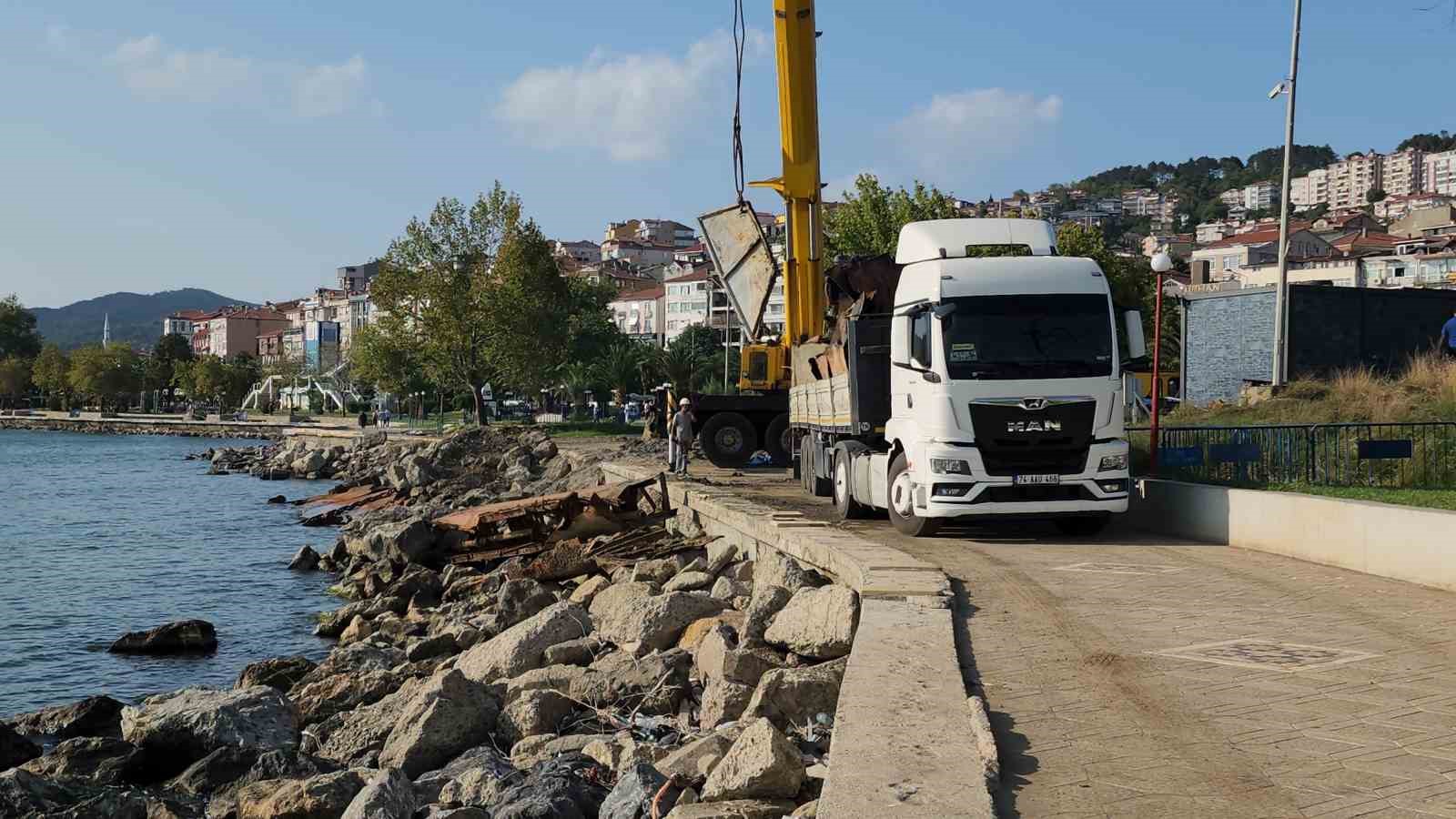 Fırtınada ikiye bölünen Pallada Gemisi’nin söküm işlemleri tamamlandı
