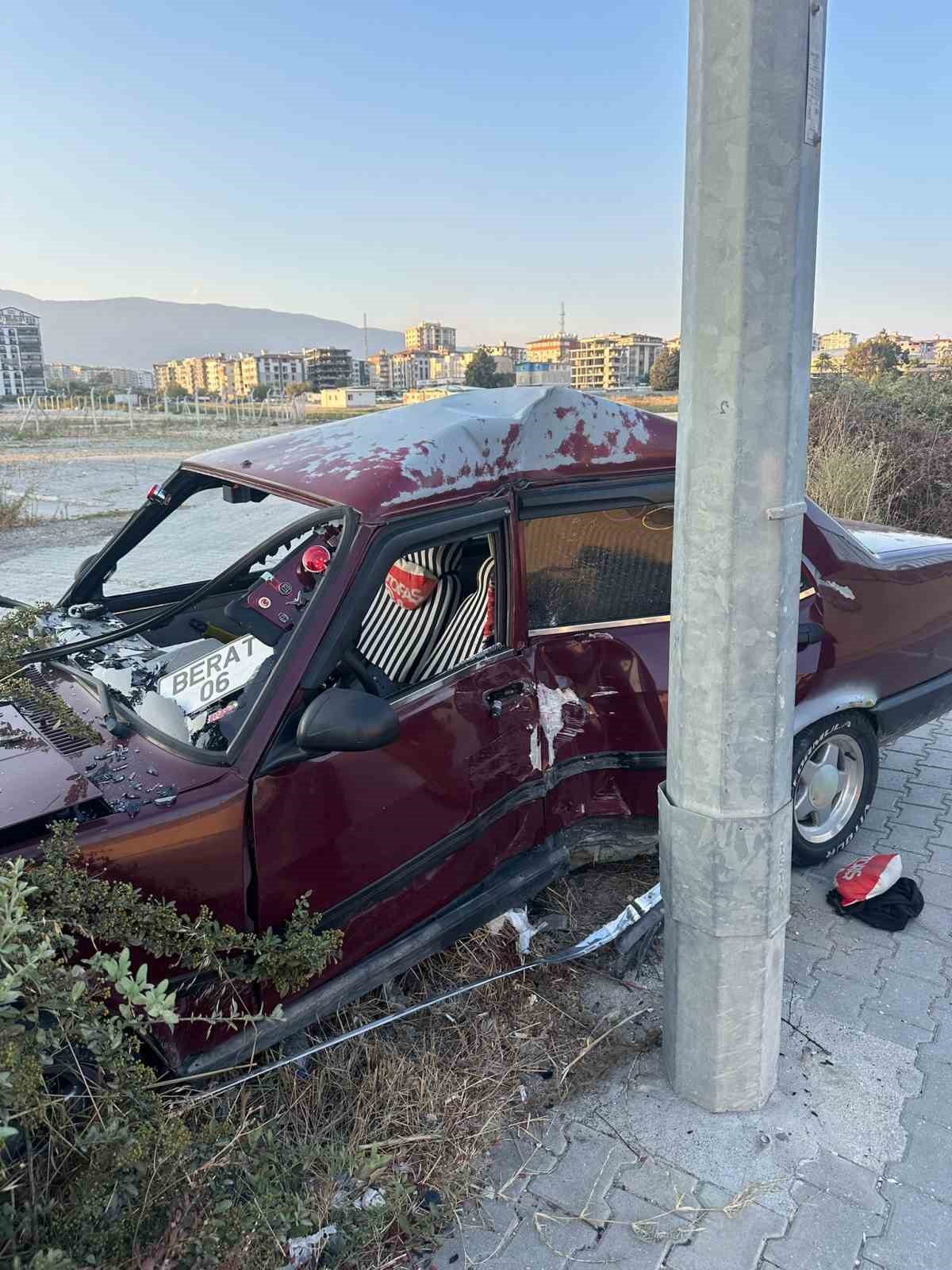 Tofaş’ın hurdaya döndüğü kazada 2 kişi yaralandı
