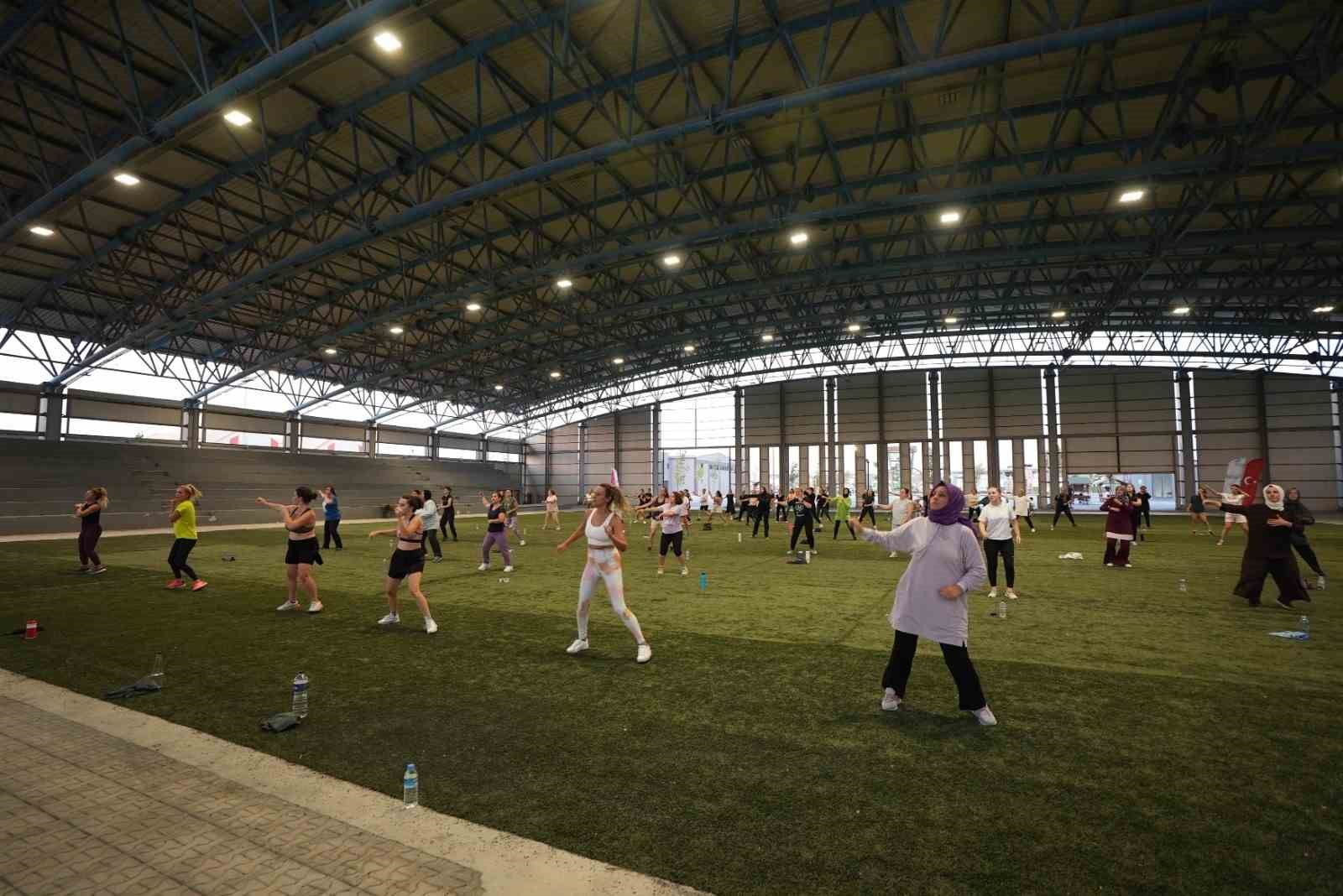 Balıkesirli kadınlar stresini zumba ile atıyor
