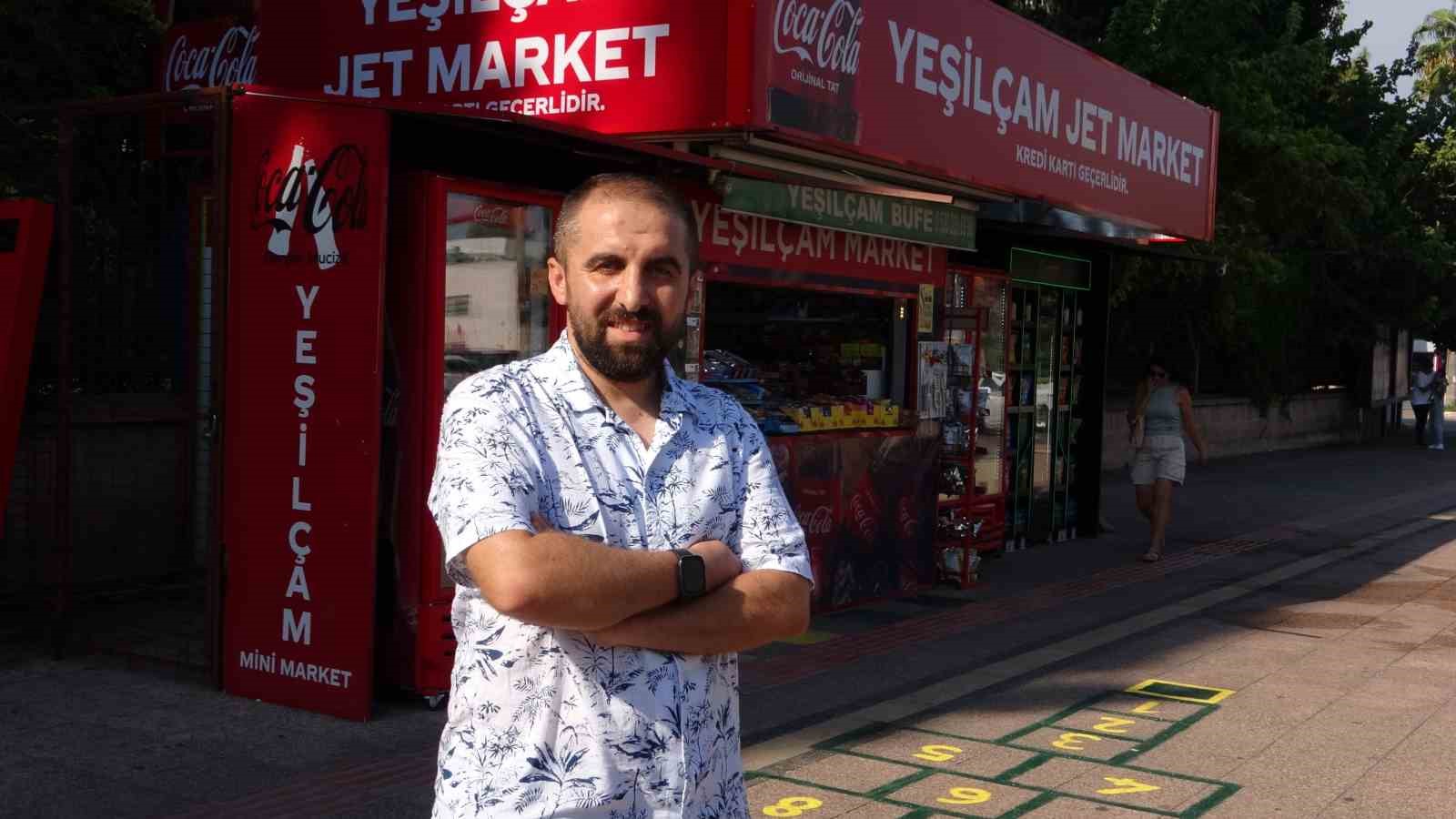 7’den 70’e her yaştan vatandaş ’sek sek’ oynayarak geçiyor
