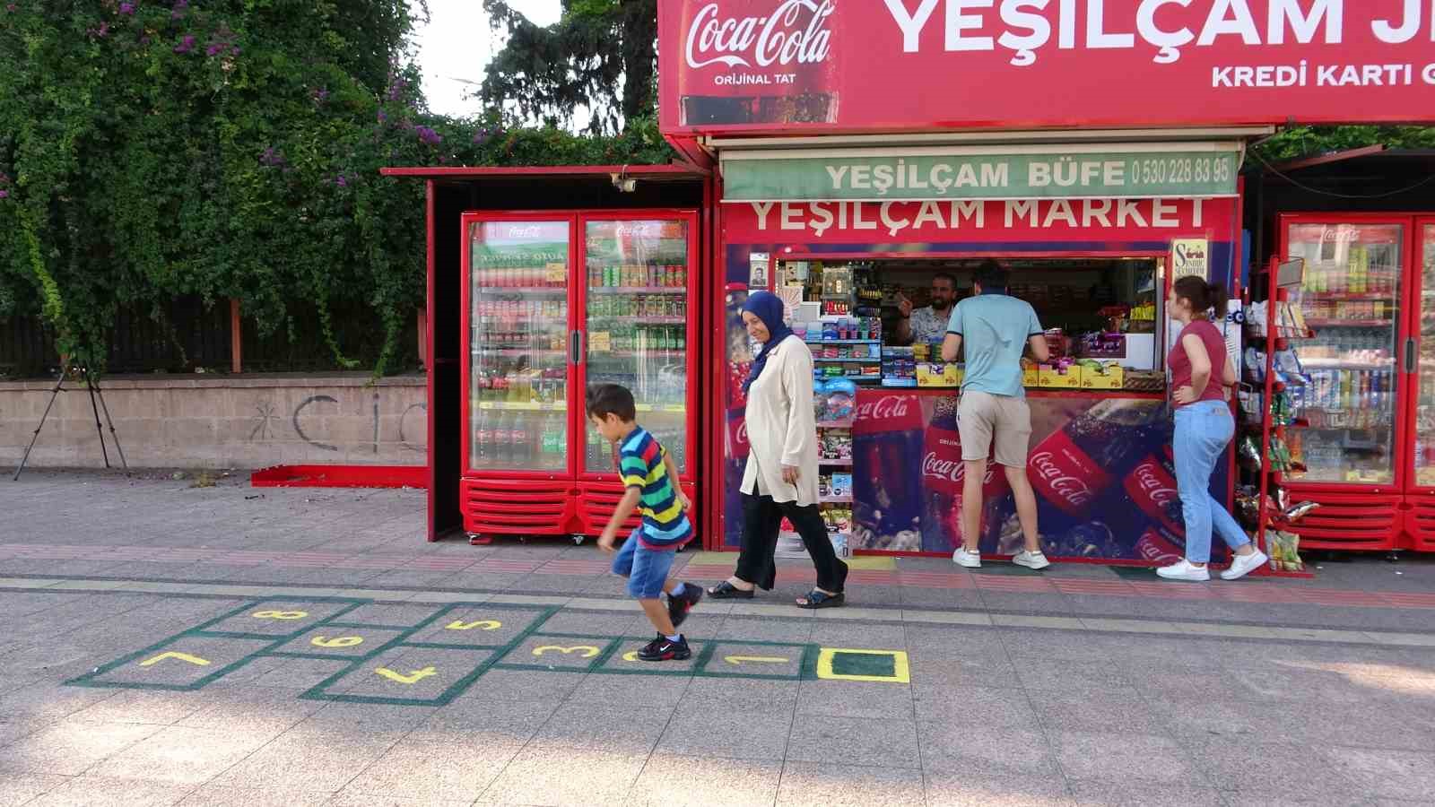 7’den 70’e her yaştan vatandaş ’sek sek’ oynayarak geçiyor
