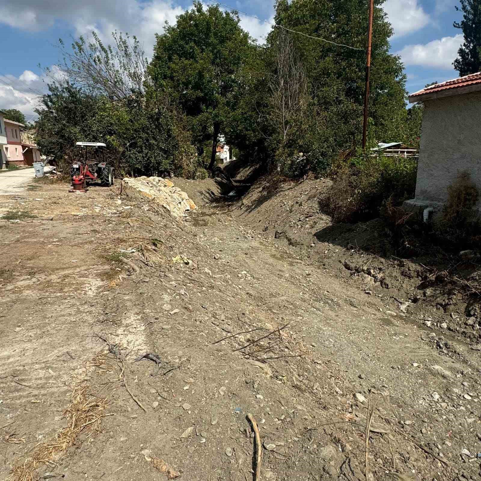 Taşkın önleme amacıyla dere ıslah çalışmaları yapıldı
