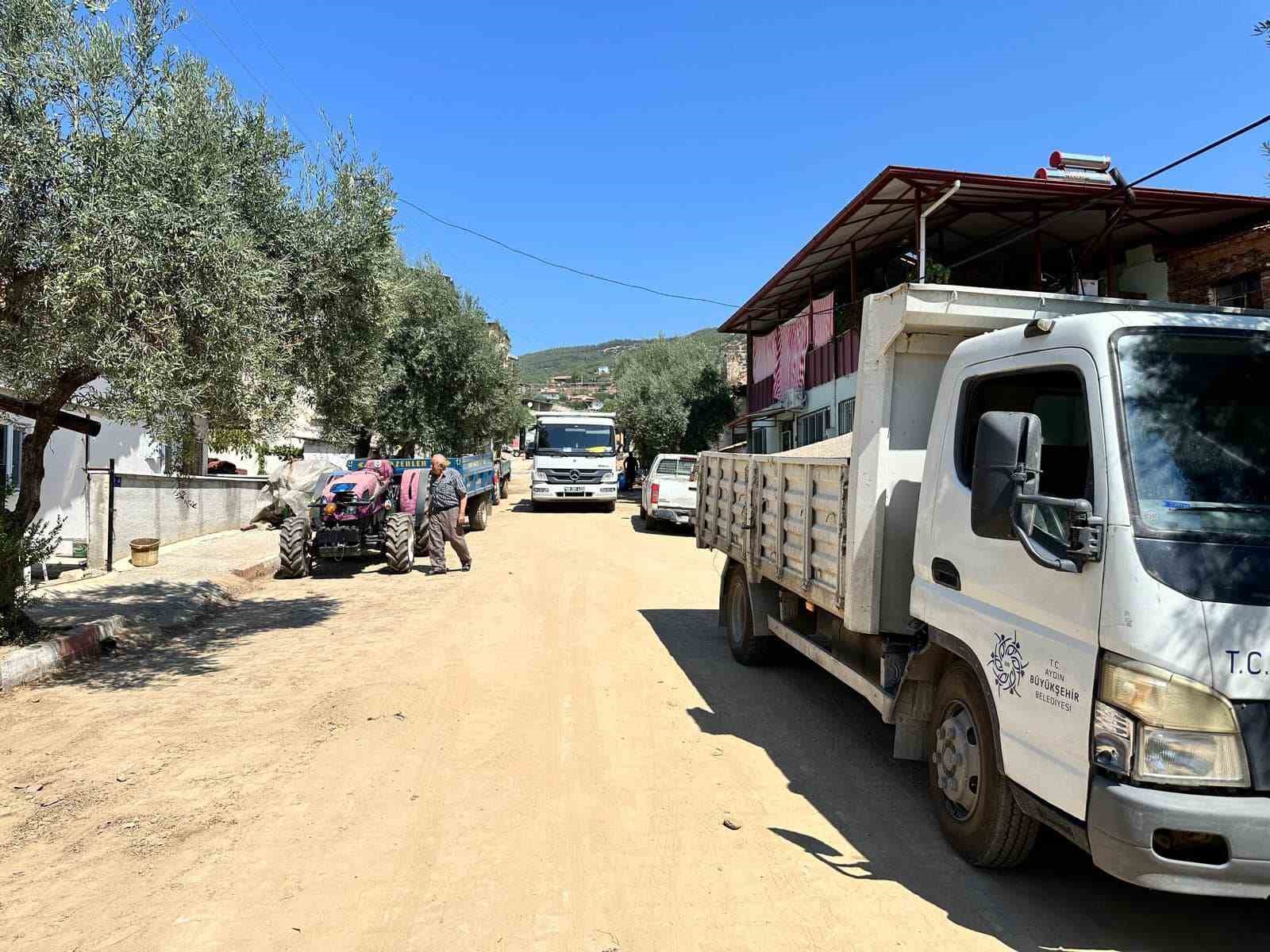 Karacasu’da selden hasar gören yollar yenileniyor
