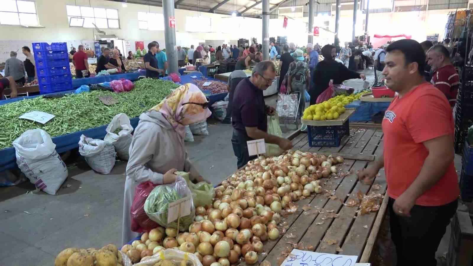 430 bin ton üretildi, Amasya’da soğan tarlada bir aydır 6 TL
