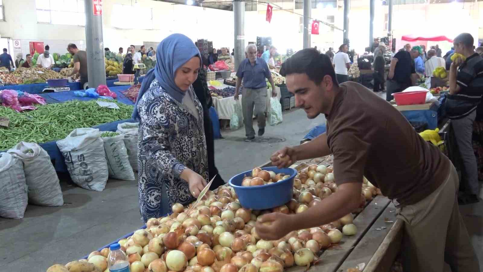 430 bin ton üretildi, Amasya’da soğan tarlada bir aydır 6 TL
