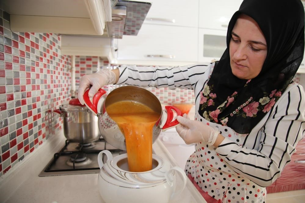 Geleneksel yöntemlerle yapılan tarhana raflardaki yerini aldı
