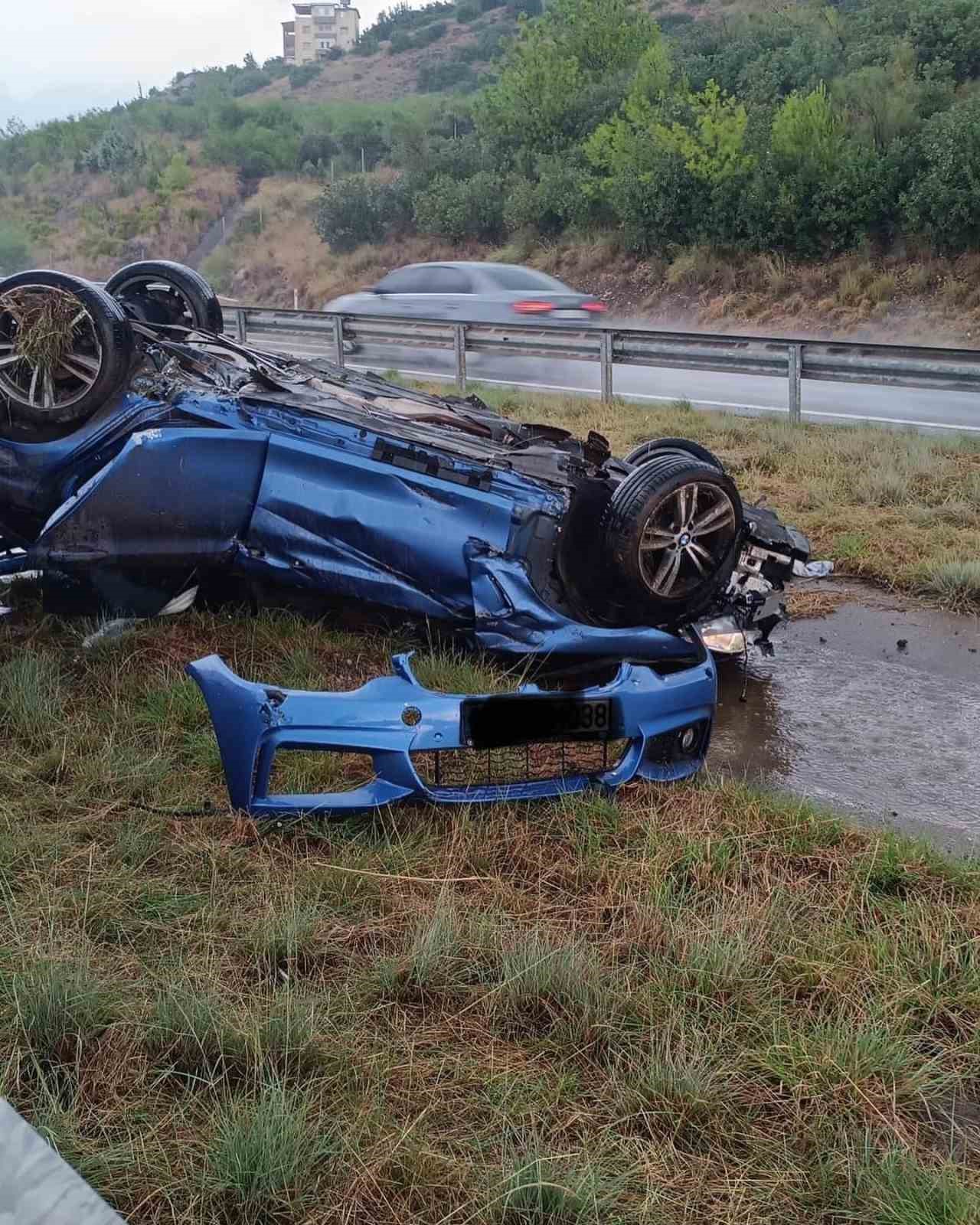 Hatay’da tek taraflı olan kazada otomobil takla attı, 3 kişi yaralandı
