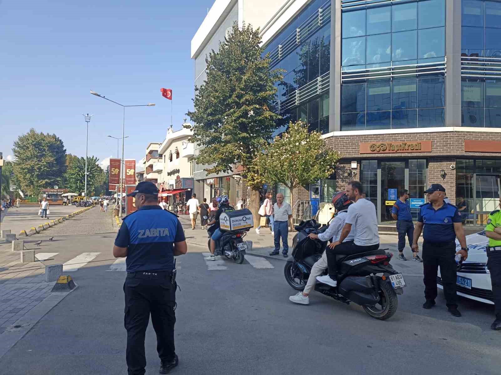 İstanbul caddesinde motosiklet denetimi
