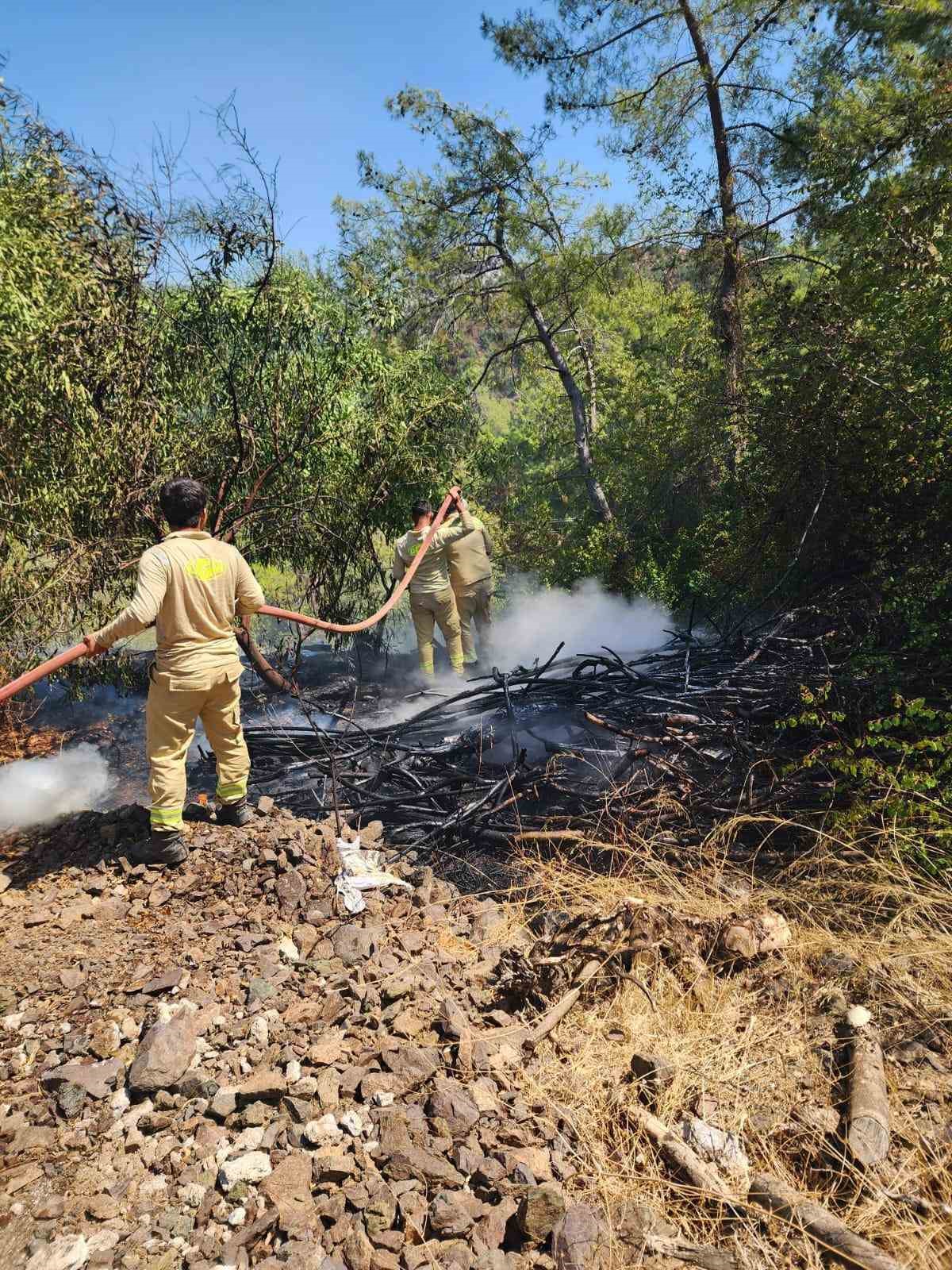 Marmaris’teki orman yangını büyümeden söndürüldü
