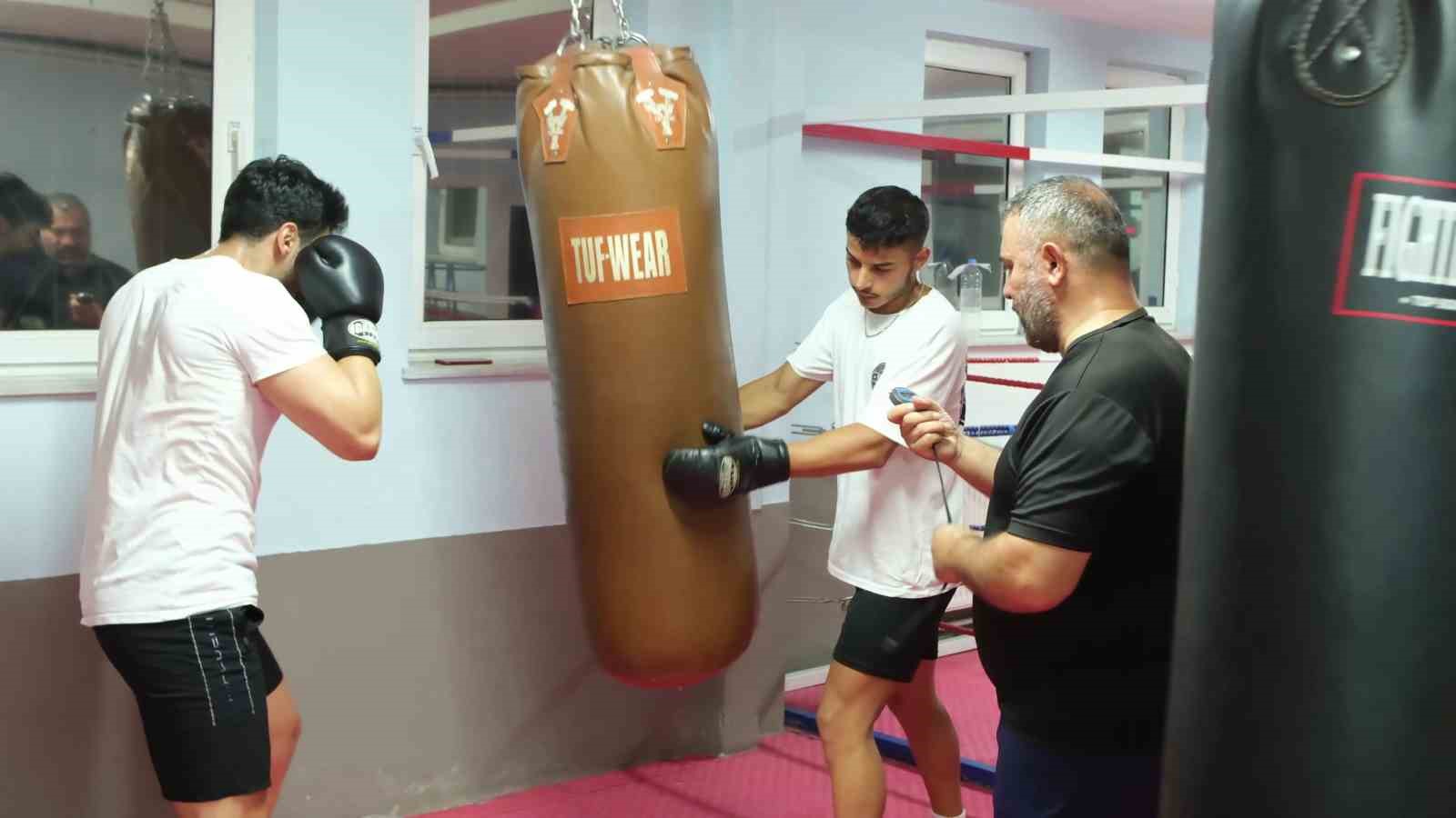 Şampiyon evinin bodrumunda sporcu yetiştiriyor
