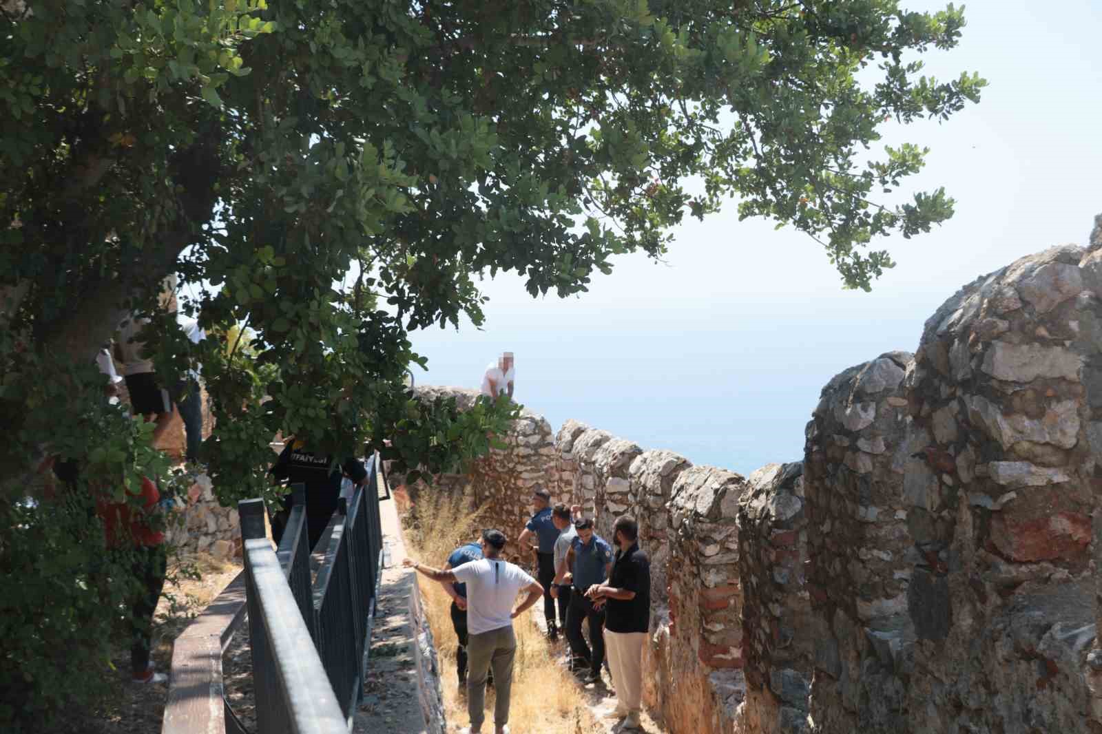 Dolandırıldığını söyleyip kalenin surlarına çıktı,  polise ecel terleri döktürdü
