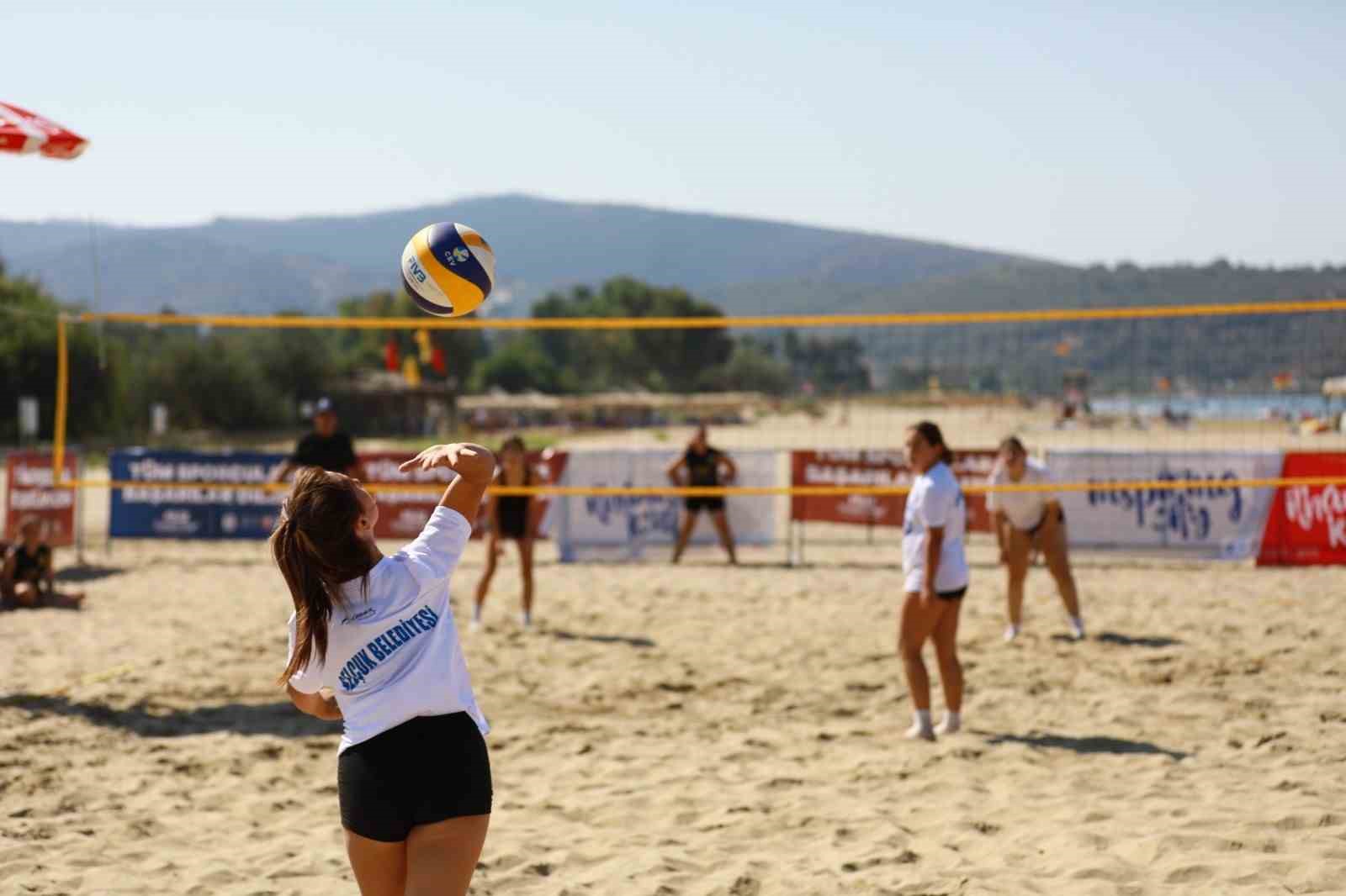 Gençler, Zafer Turnuvası Plaj Voleybolu kategorisinde hem eğlendi hem yarıştı
