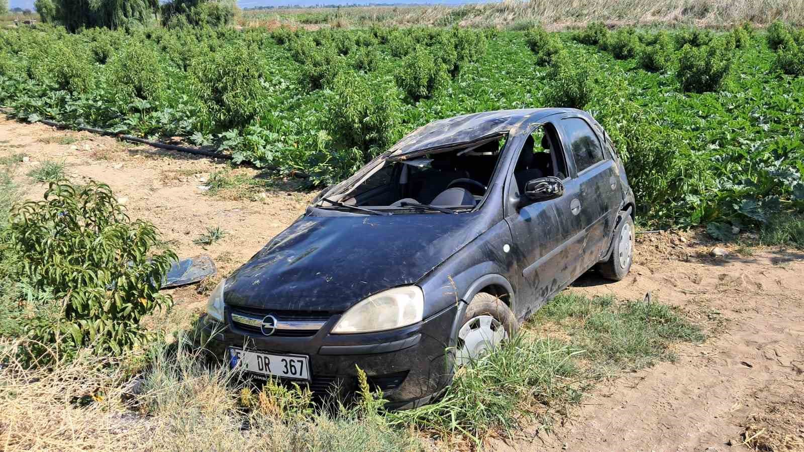 Kontrolünü kaybeden kadın sürücü tarlaya uçtu
