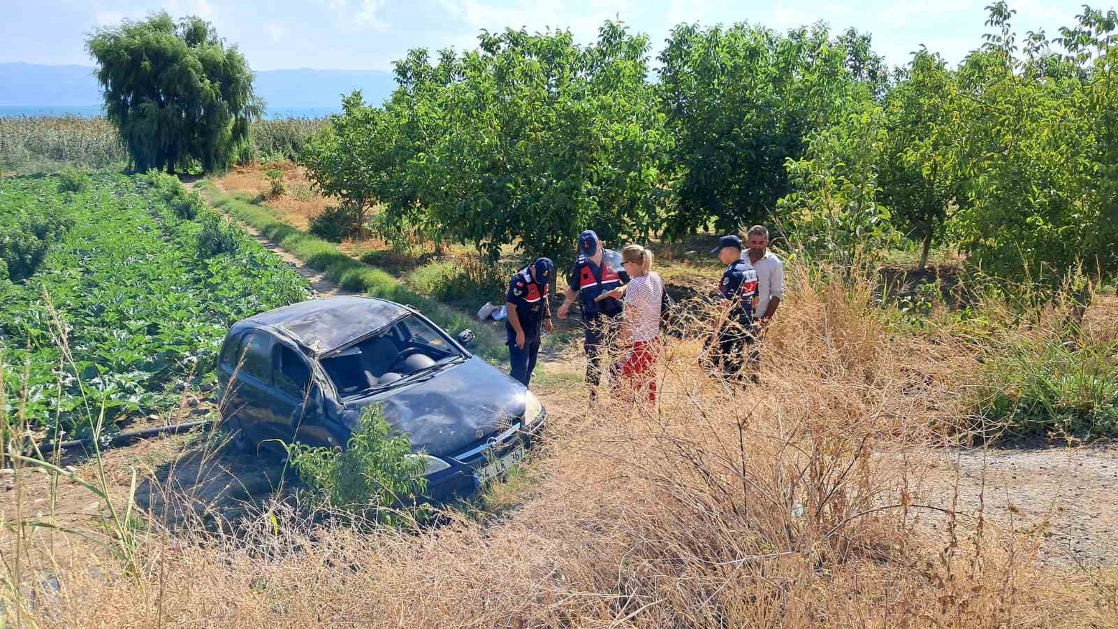 Kontrolünü kaybeden kadın sürücü tarlaya uçtu
