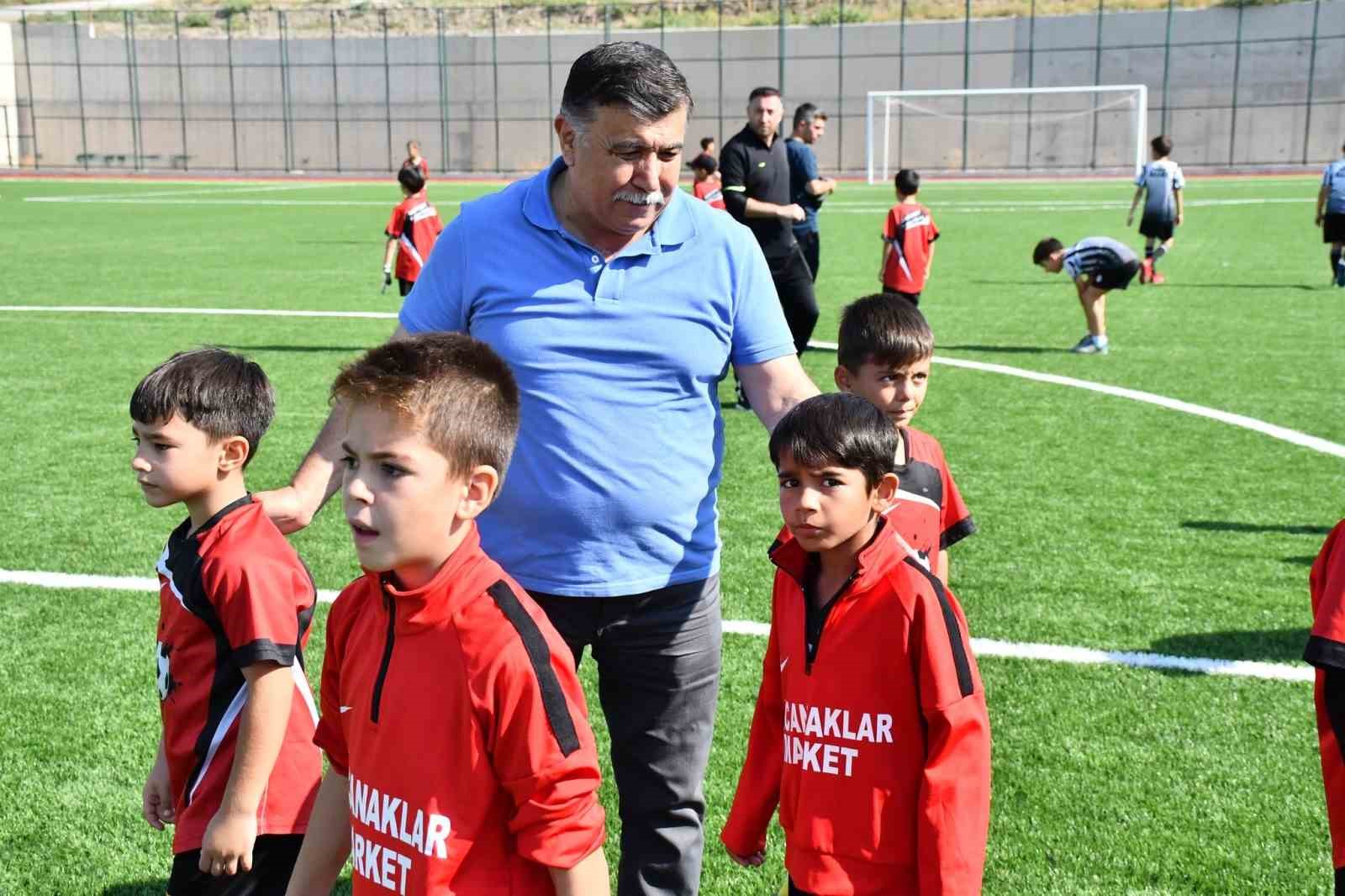 Başkan Koca, futbol okulunun minik futbolcularıyla bir araya geldi
