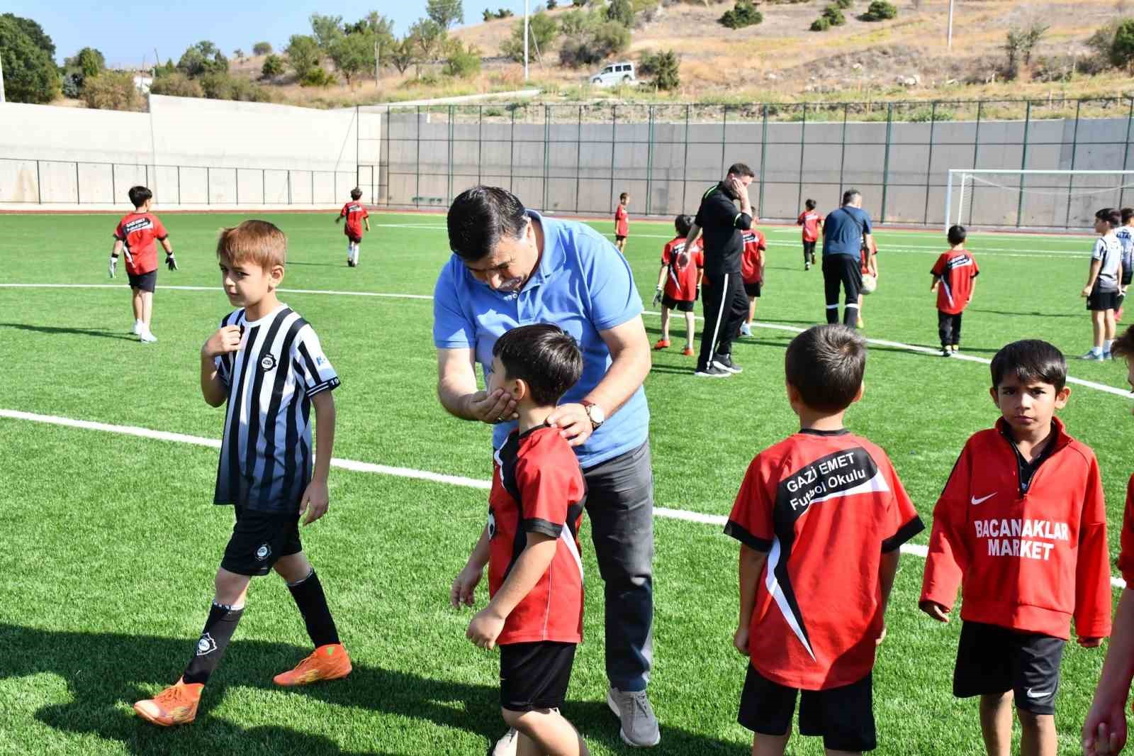 Başkan Koca, futbol okulunun minik futbolcularıyla bir araya geldi
