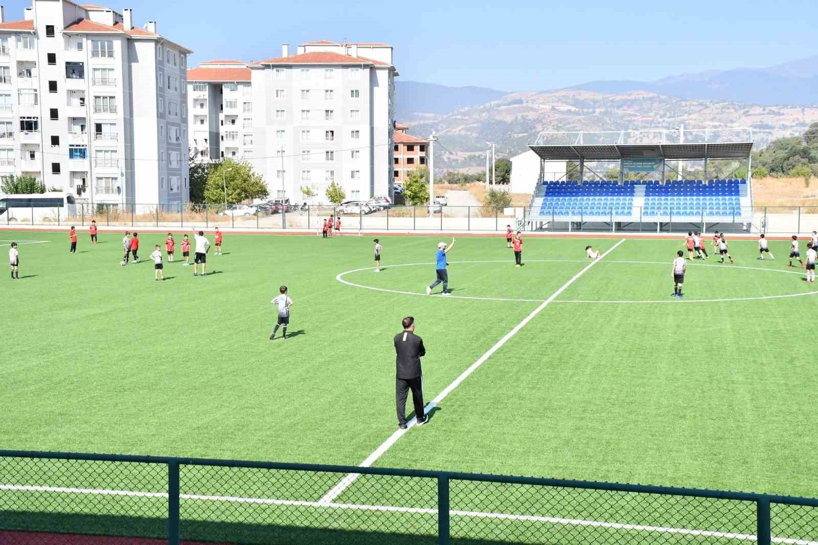 Başkan Koca, futbol okulunun minik futbolcularıyla bir araya geldi
