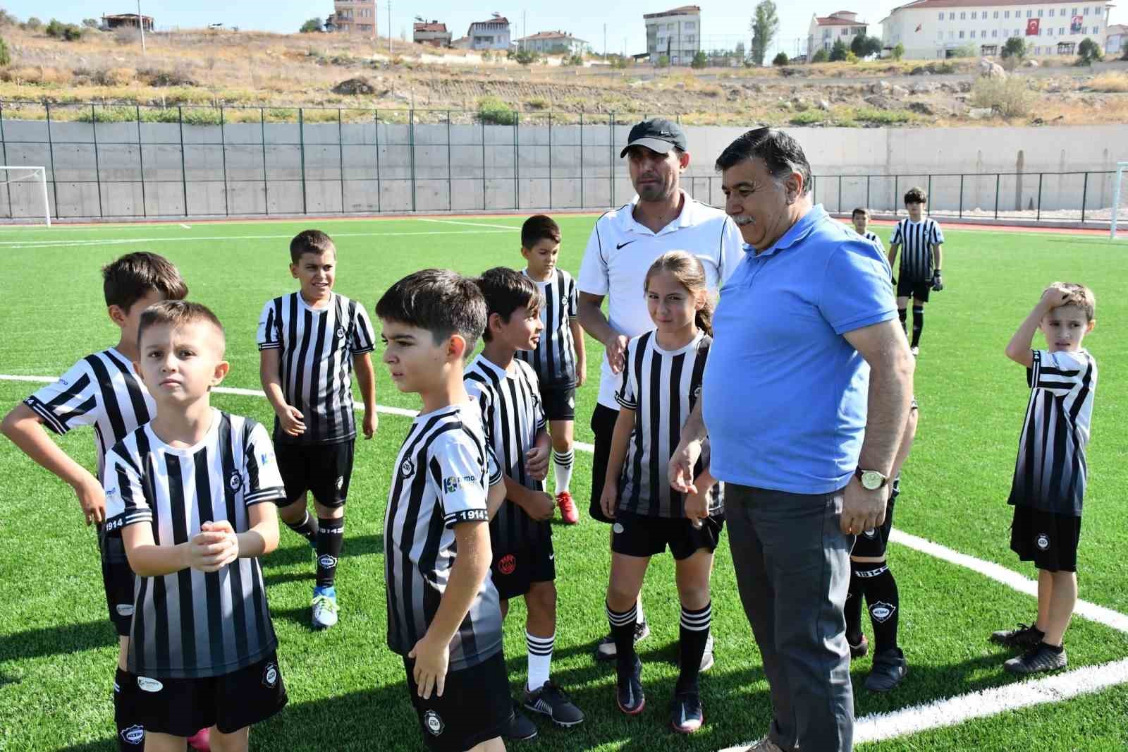 Başkan Koca, futbol okulunun minik futbolcularıyla bir araya geldi
