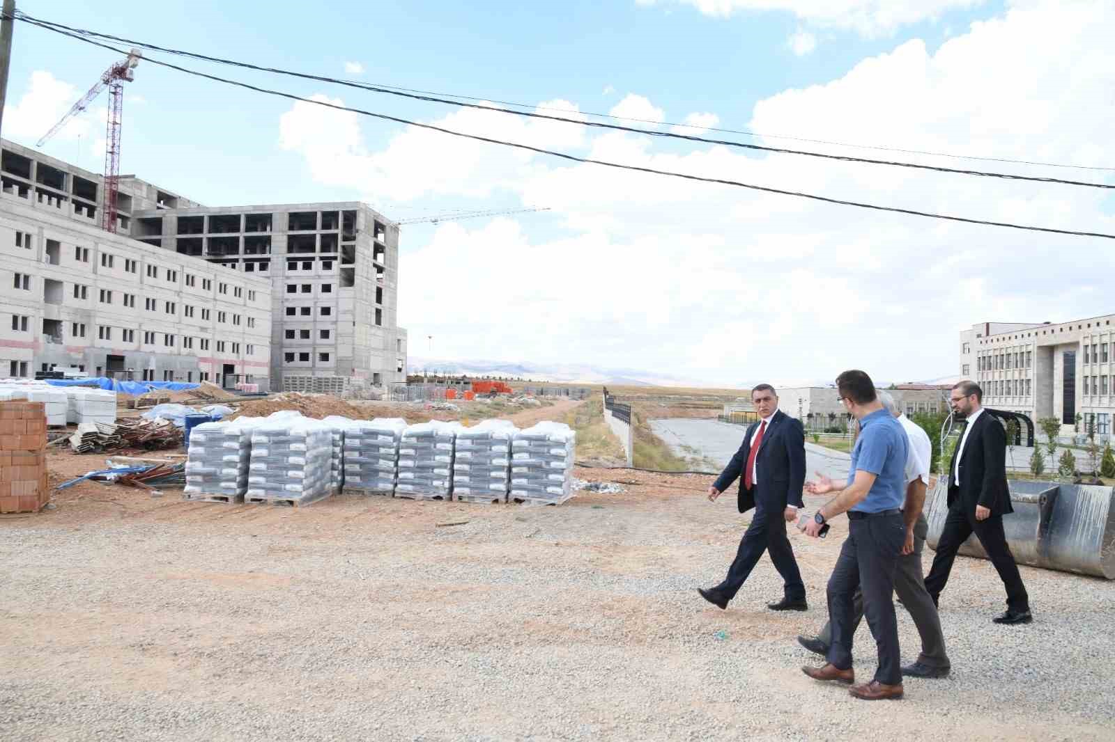 Rektör Karahocagil, Kırşehir Devlet Hastanesi inşaat alanını gezdi
